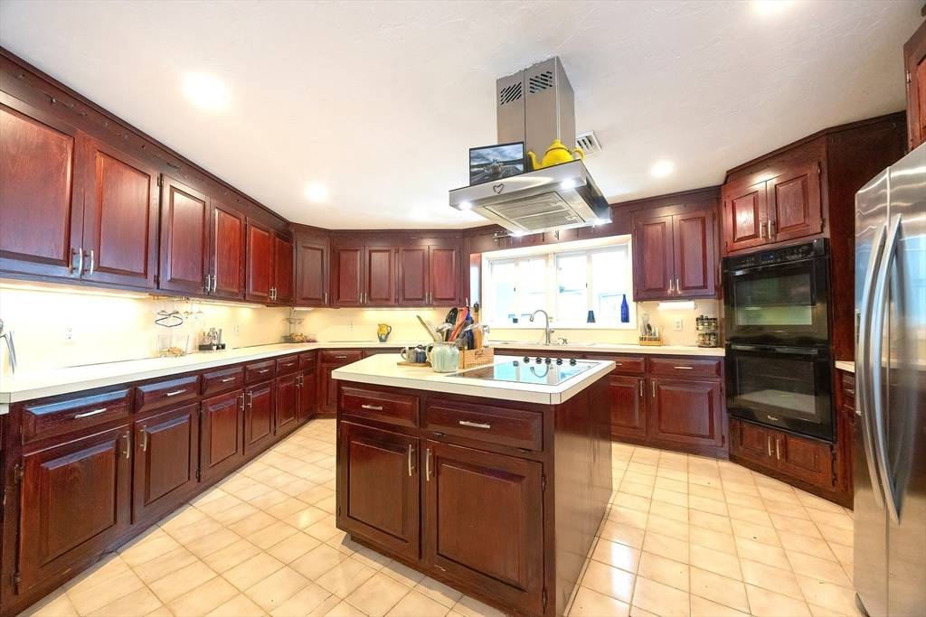 5 Deerfield Rd Medway, MA 02053