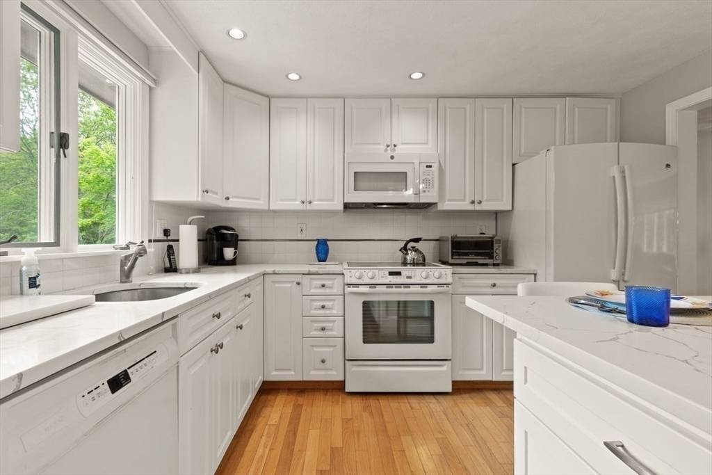 Sharon, MA 02067,18 Sunset Dr