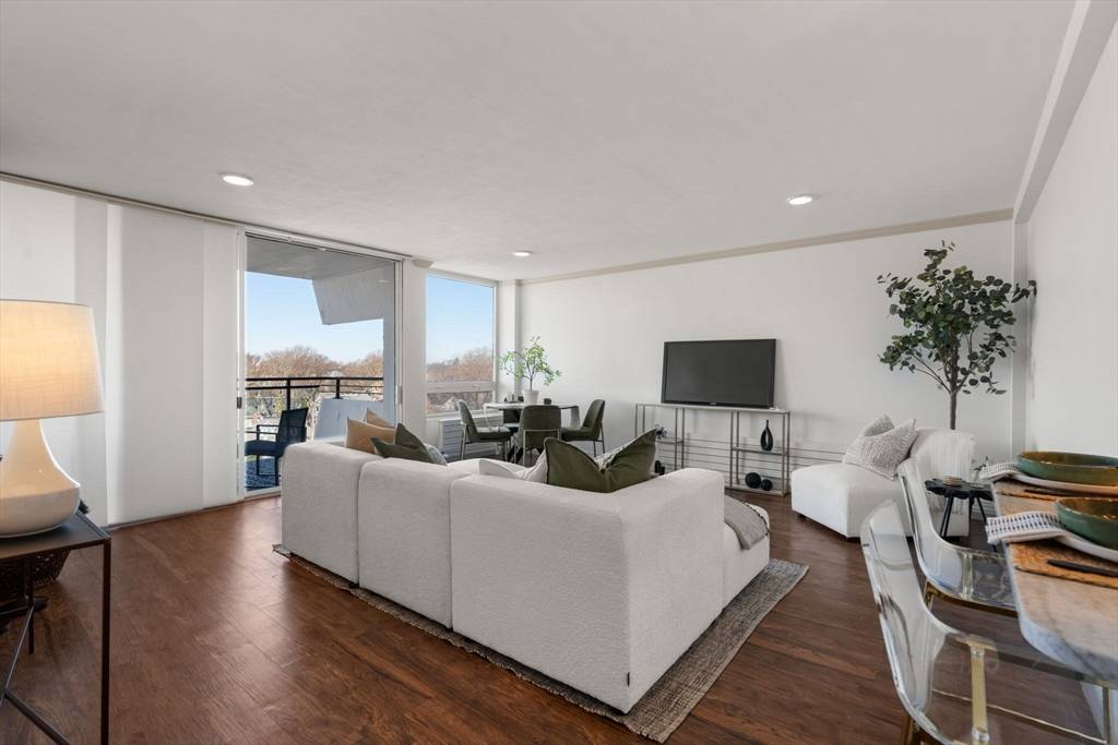 Brookline, MA 02446,60 Babcock Street #64