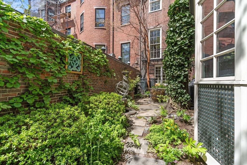 Boston, MA 02108,90 Mount Vernon St