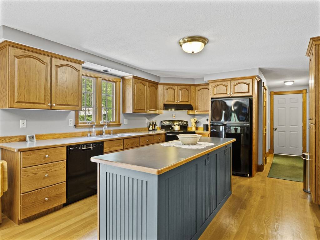Pepperell, MA 01463,2 Edgewood Dr