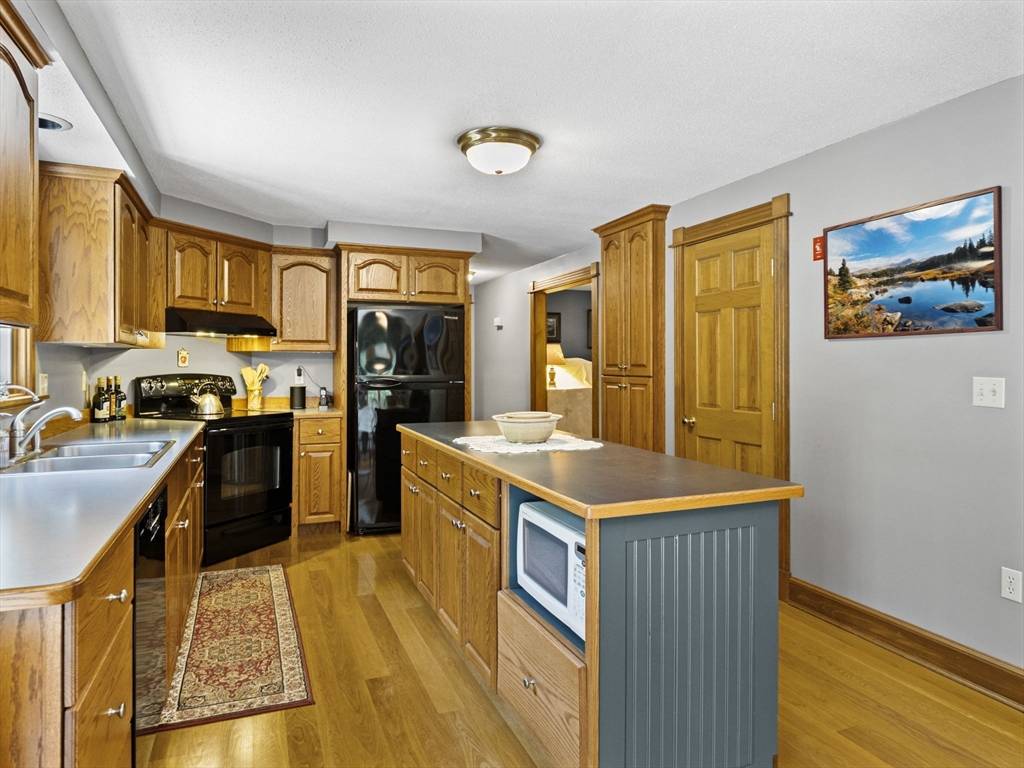 Pepperell, MA 01463,2 Edgewood Dr