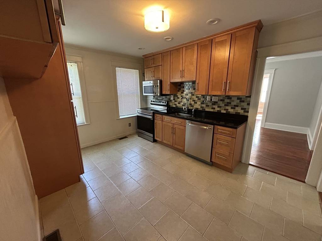 Worcester, MA 01602,16 Flagg St #1
