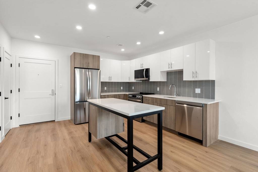 Brookline, MA 02446,40 Centre St #605