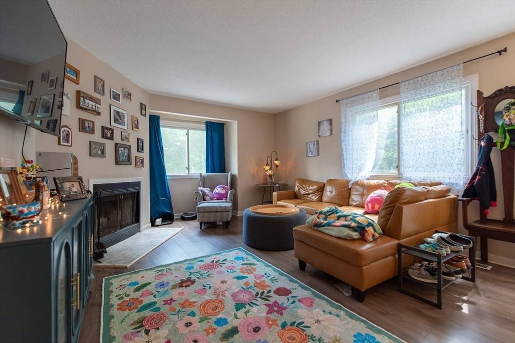 Uxbridge, MA 01569,15 Loyalist Dr #15B