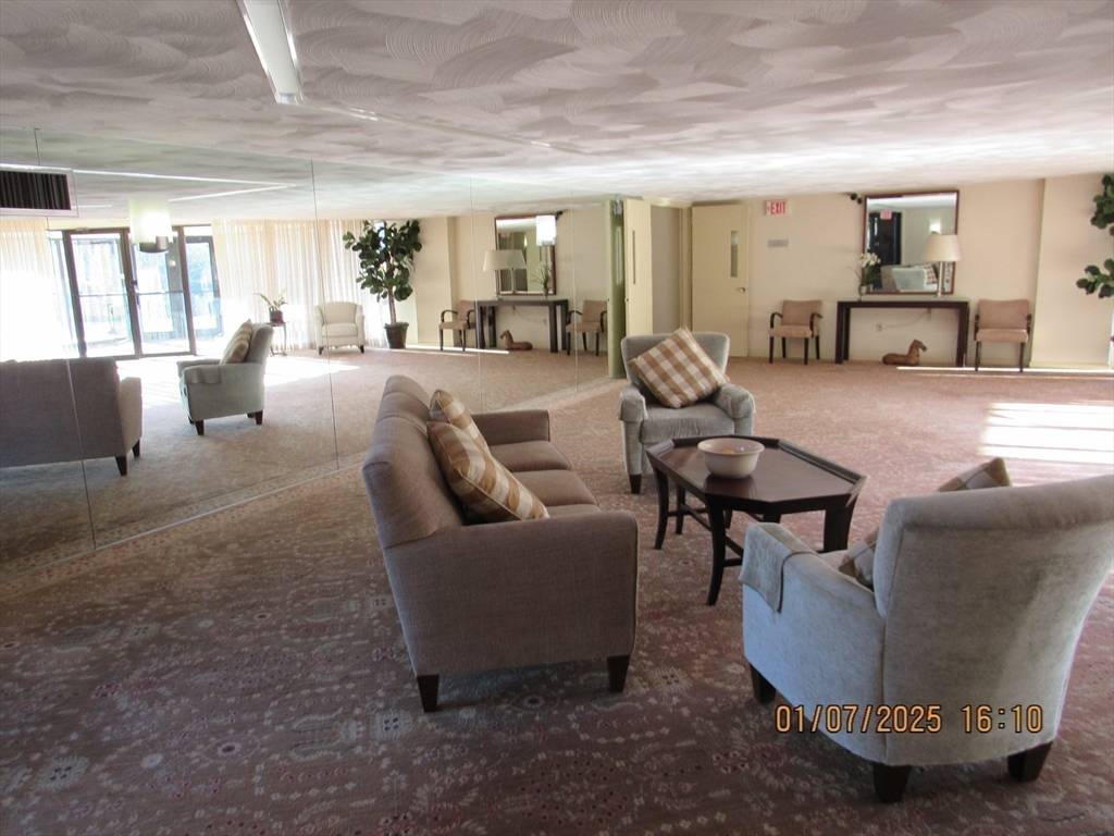 Swampscott, MA 01907,402 Paradise Rd. #PH-Q