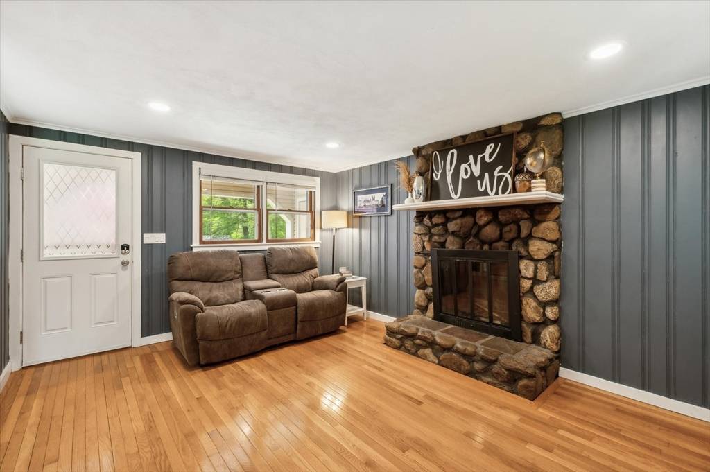 Southwick, MA 01077,24 S Loomis St