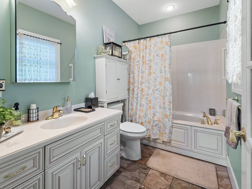 Sturbridge, MA 01566,101 Colonial Dr #101