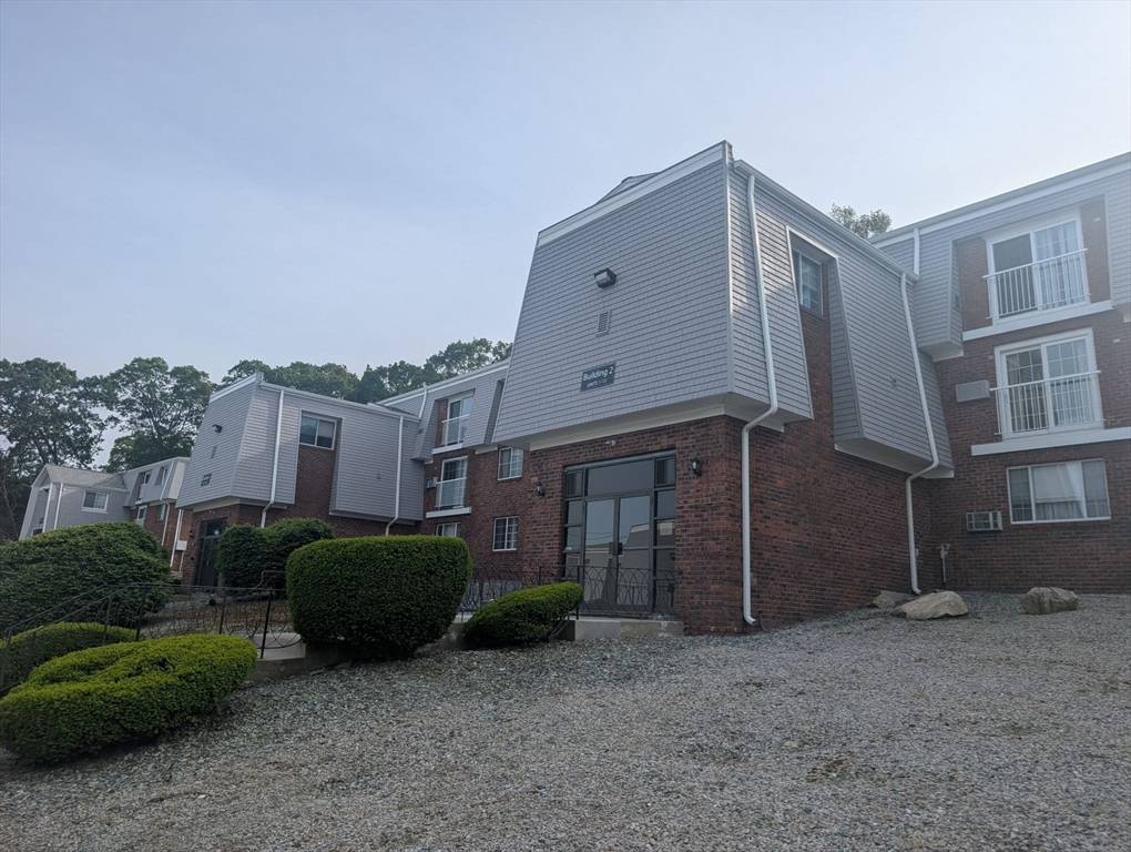 North Providence, RI 02904,300 Smithfield Rd #2-2