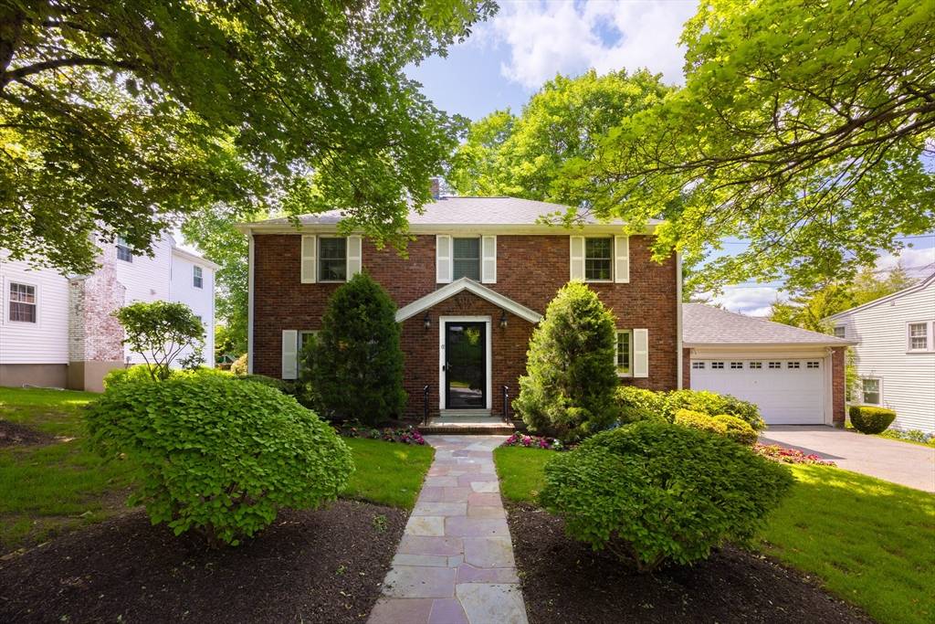 Newton, MA 02467,61 Woodlawn Dr