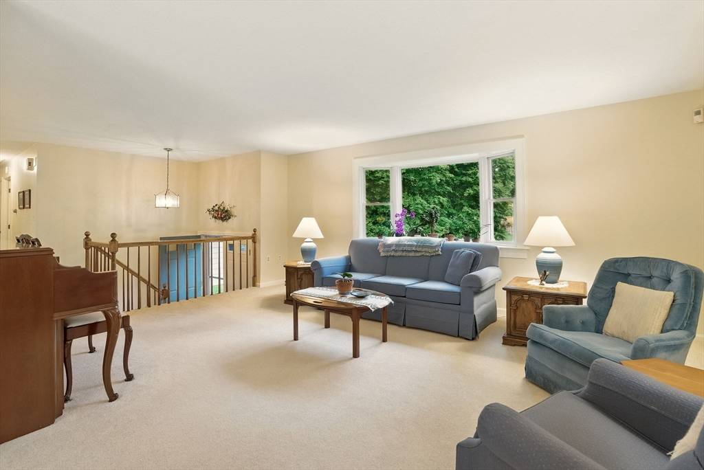 Bedford, MA 01730,4 Colony Cir