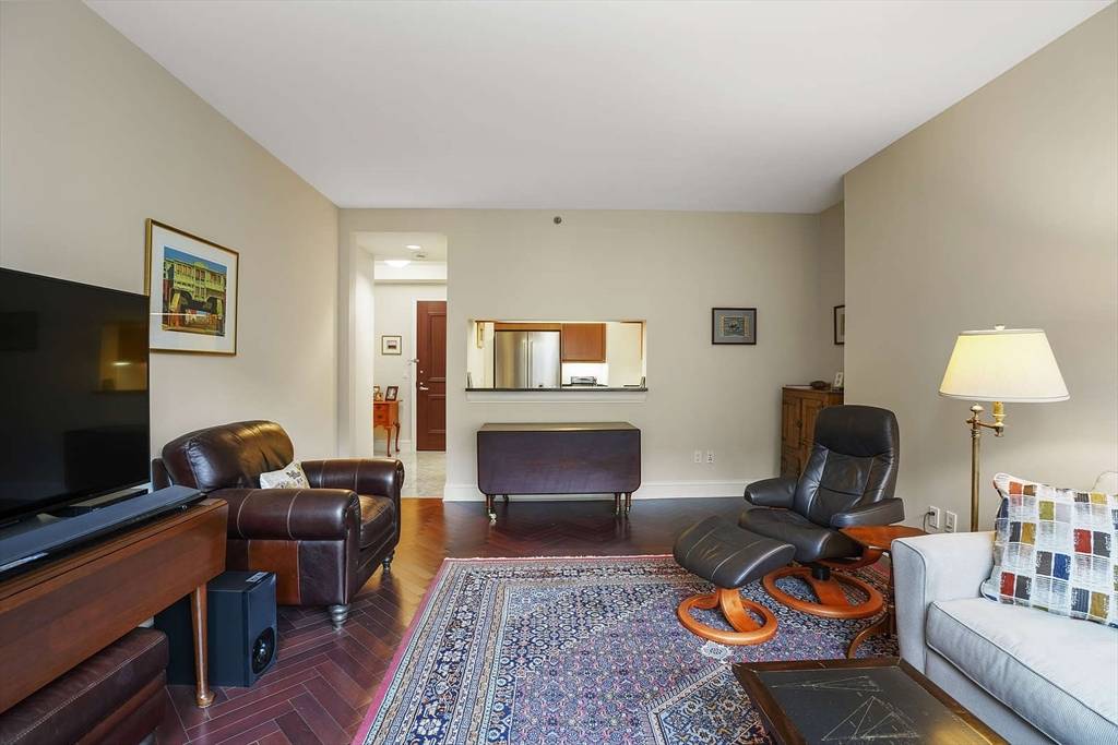 Boston, MA 02116,1 Charles St S #602