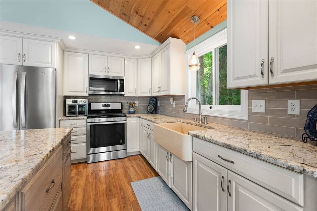 11 Leisure Dr Holland, MA 01521