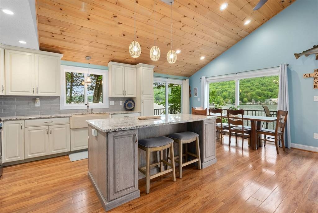11 Leisure Dr Holland, MA 01521