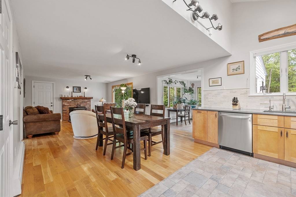 Leominster, MA 01453,17 Lantern Ln
