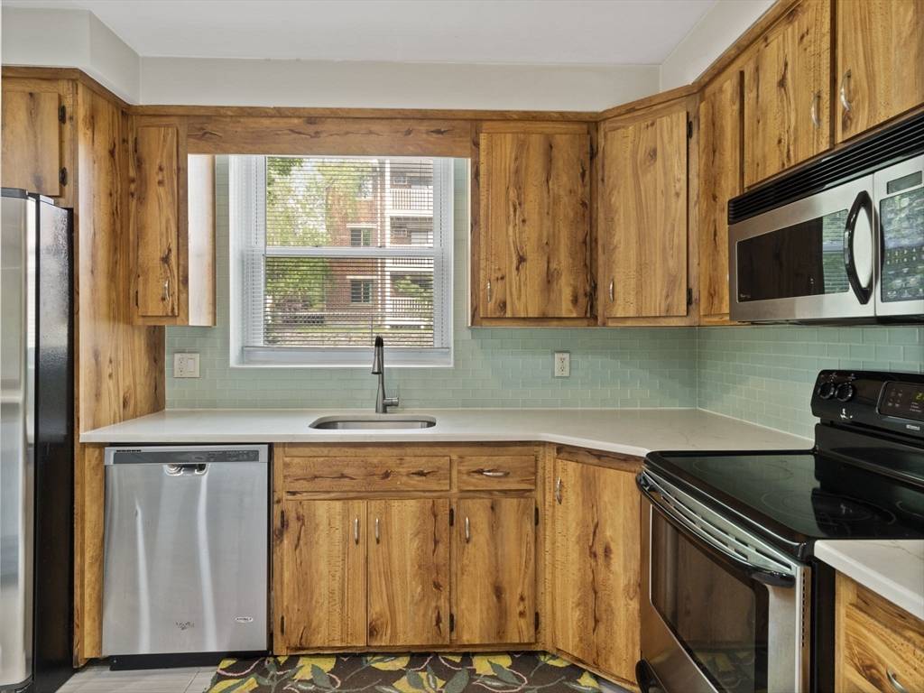 Lowell, MA 01851,977 Westford St #4