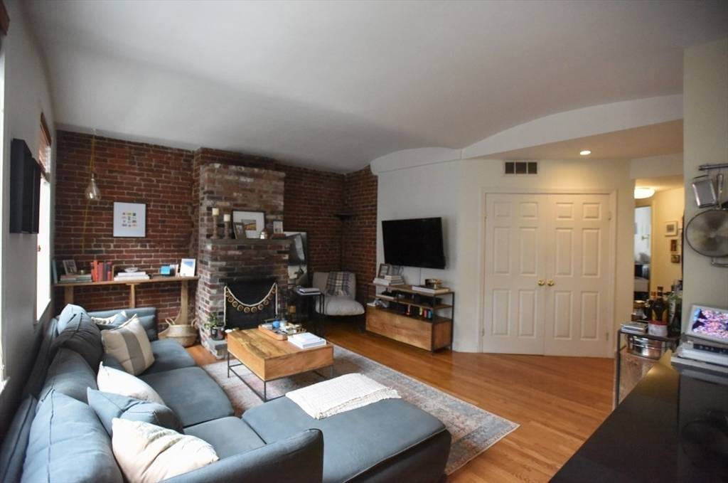 Boston, MA 02109,9-15 Battery St #5