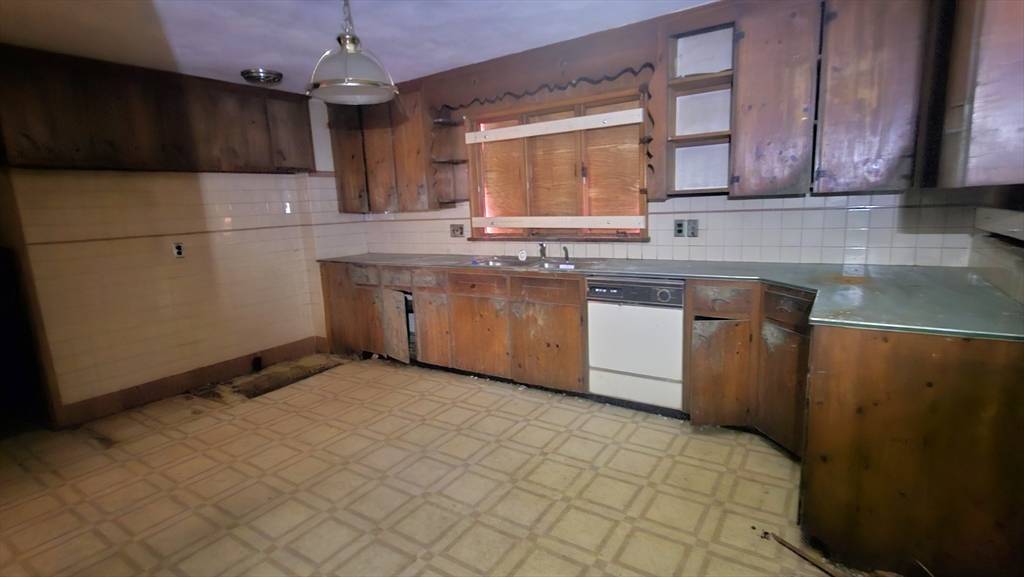 181 Freeman Ter Springfield, MA 01104