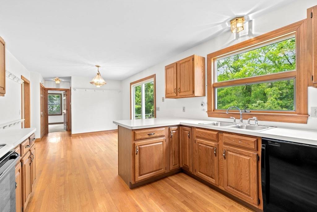 Bourne, MA 02562,3 Plymouth Heights Rd
