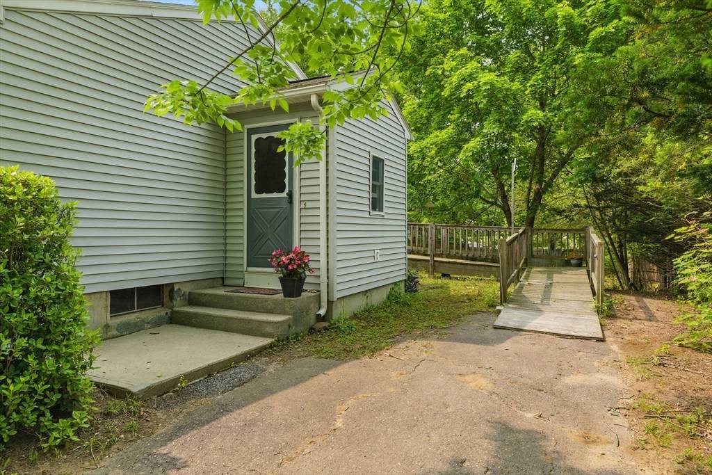 Easthampton, MA 01027,22 Phelps St