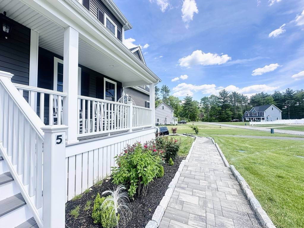 East Bridgewater, MA 02333,5 Daisy Lane