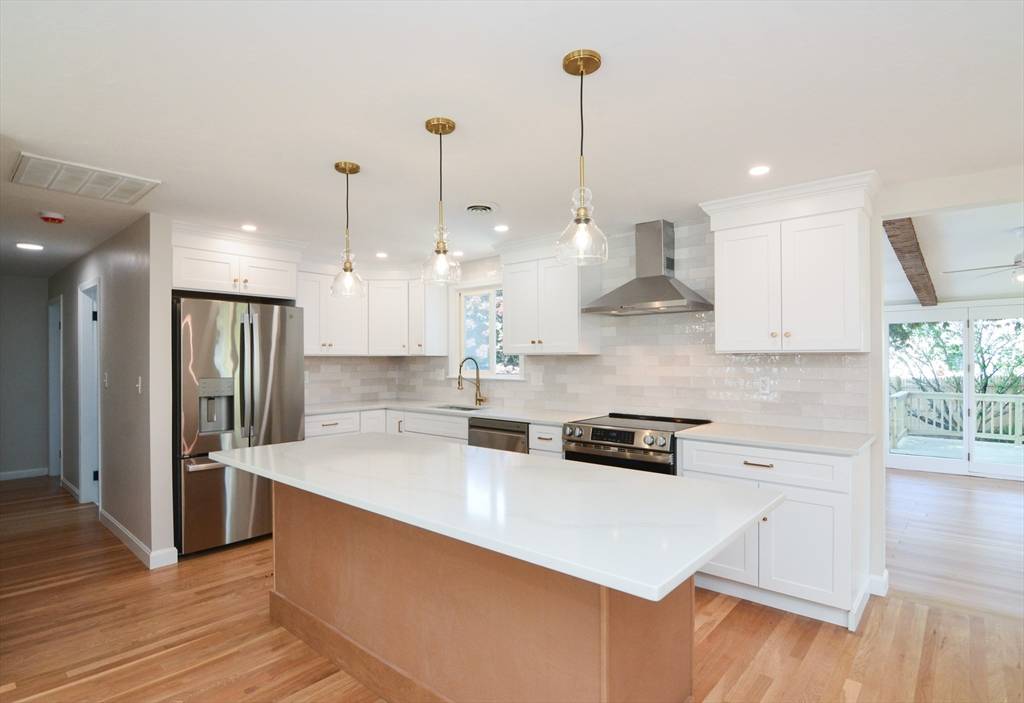 Holbrook, MA 02343,19 Woodcliff Rd