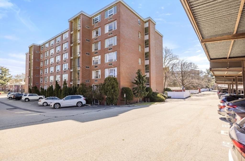 Newton, MA 02467,10 Hammond Pond Pkwy #201