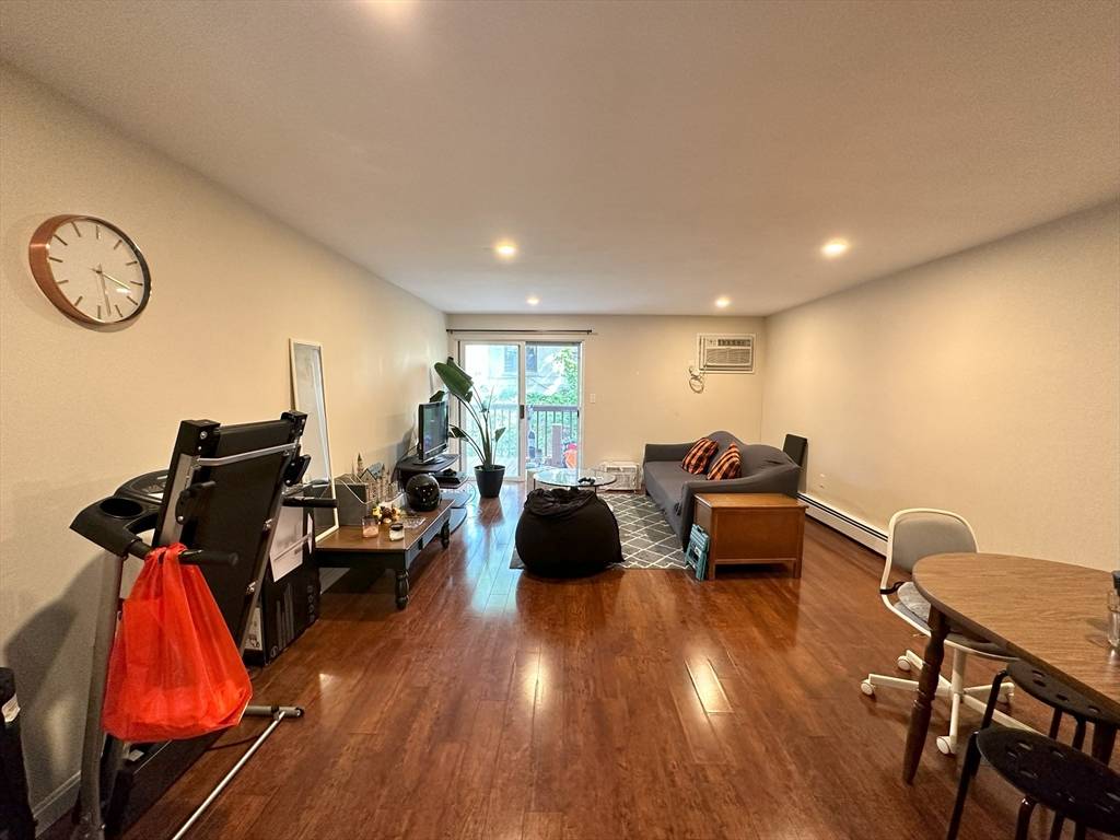 Watertown, MA 02472,93 Spring St #25