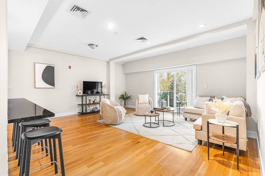 Brookline, MA 02467,321 Hammond Pond Parkway #103