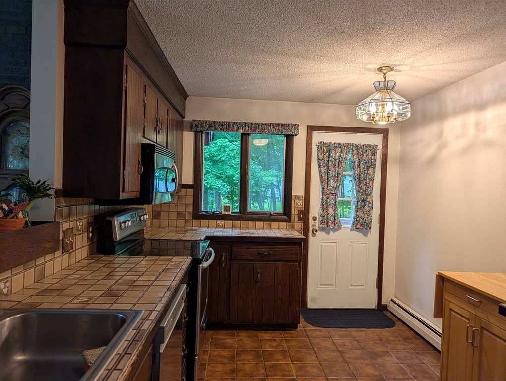 Hampden, MA 01036,7 Springhouse Road