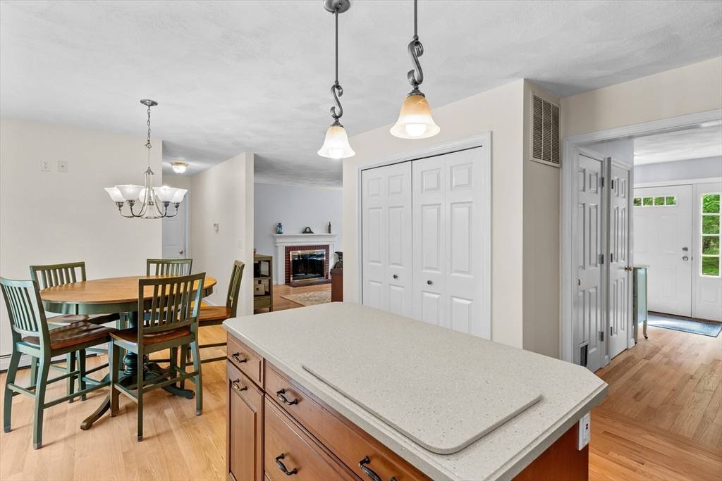 Georgetown, MA 01833,2 Hickory Ln