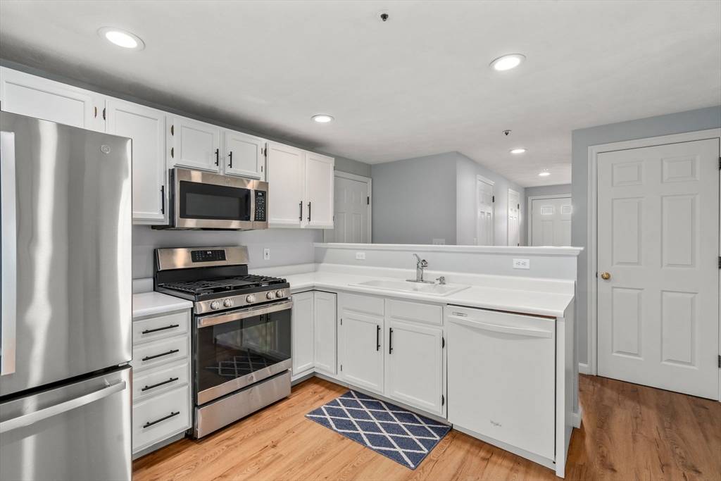 North Andover, MA 01845,52 Meadowood Rd