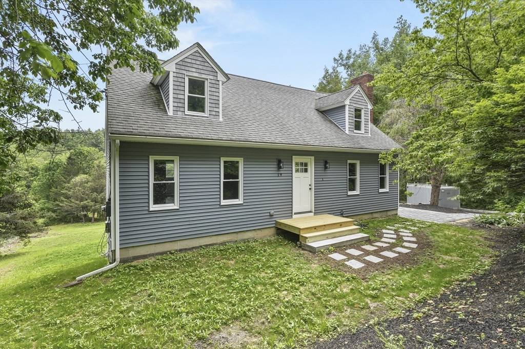 Charlton, MA 01507,19 King Rd