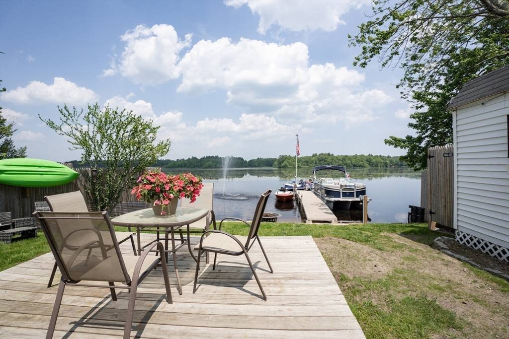 Kingston, NH 03848,15 Maple St