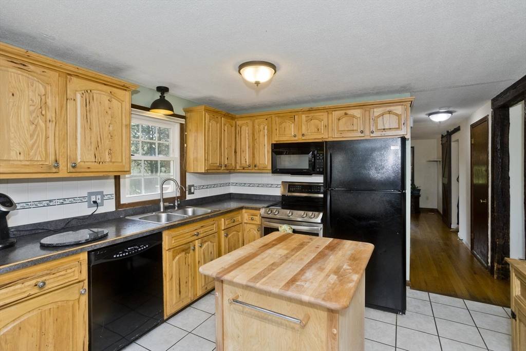 Southwick, MA 01077,8 Field St