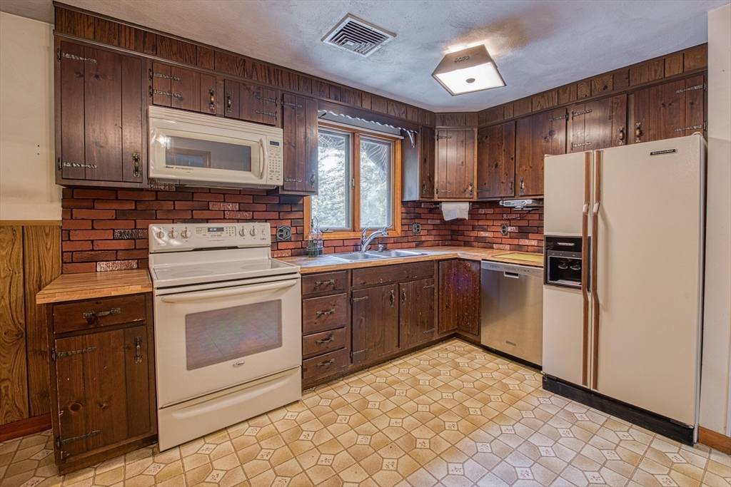 Taunton, MA 02718,328 Caswell Street
