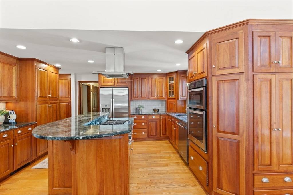 8 Glen Dr Lynnfield, MA 01940