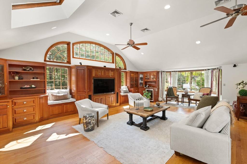 8 Glen Dr Lynnfield, MA 01940