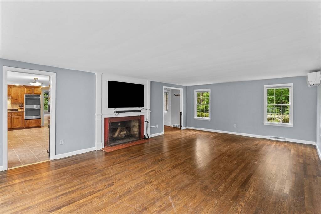 Boxford, MA 01921,2 King George Drive