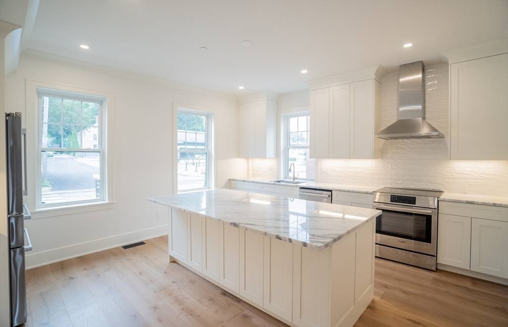 Newburyport, MA 01950,182 Merrimac St #1