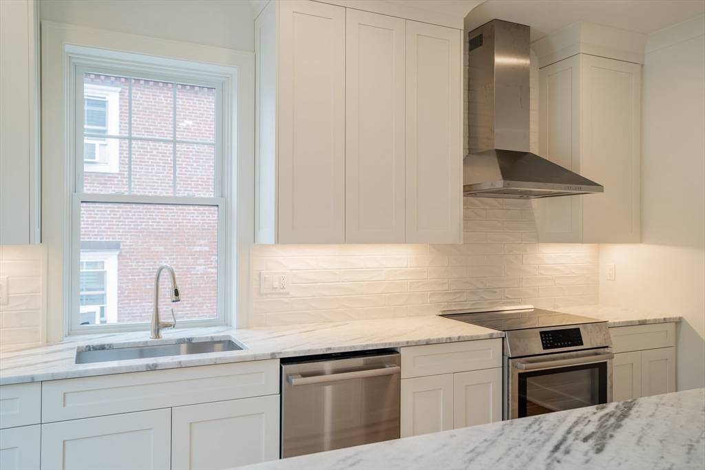 Newburyport, MA 01950,182 Merrimac St #1
