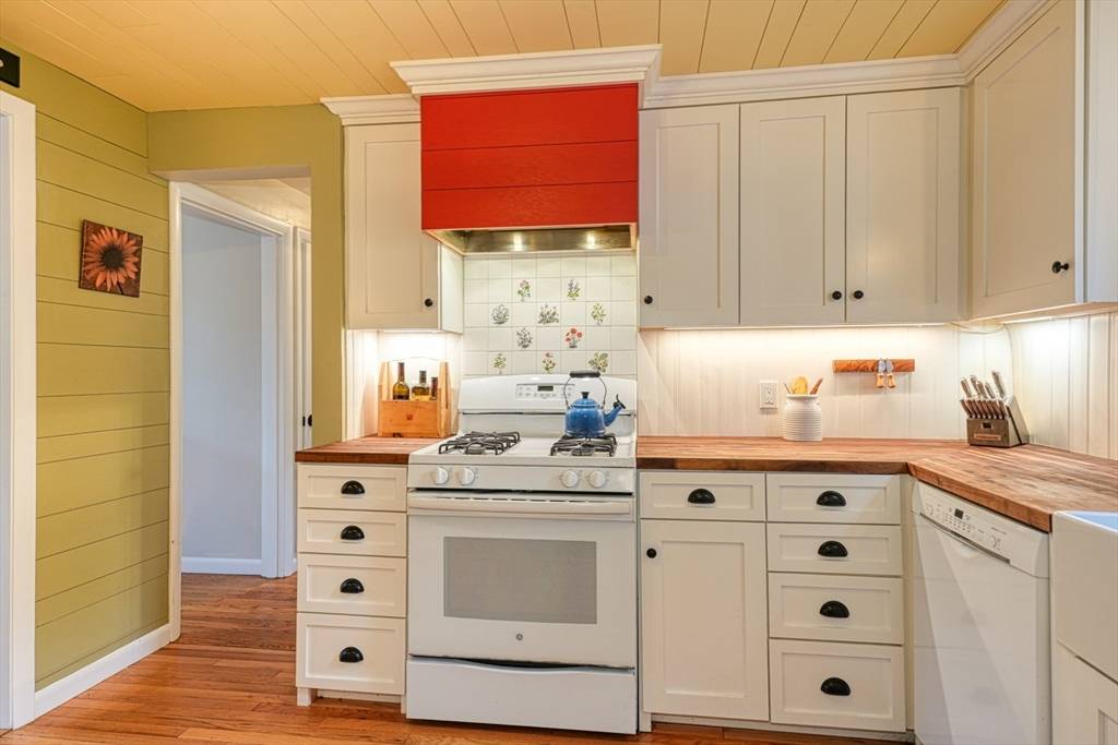 Holliston, MA 01746,205 Central St