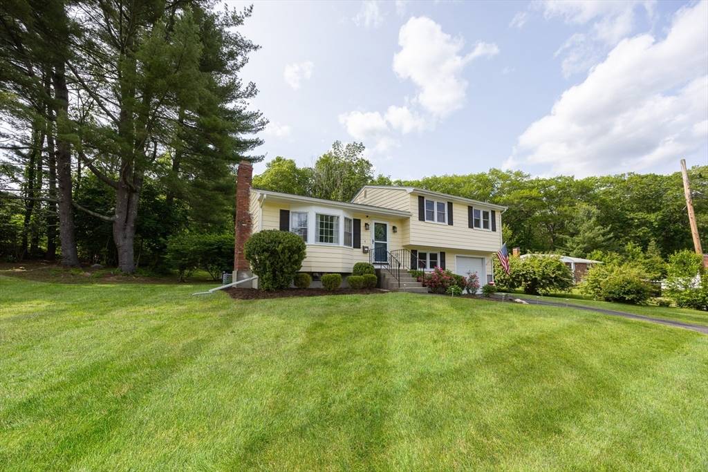 Holliston, MA 01746,4 Roberta Cir
