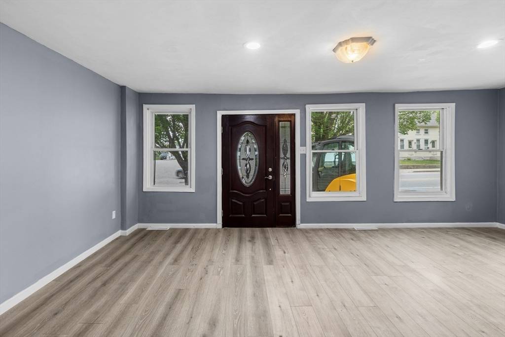 Warwick, RI 02886,686-688 East Ave