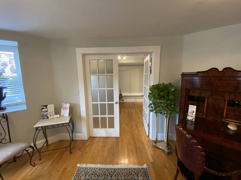 Newton, MA 02459,17 Herrick Rd