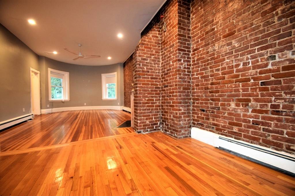 Brookline, MA 02446,1736 Beacon St. #3