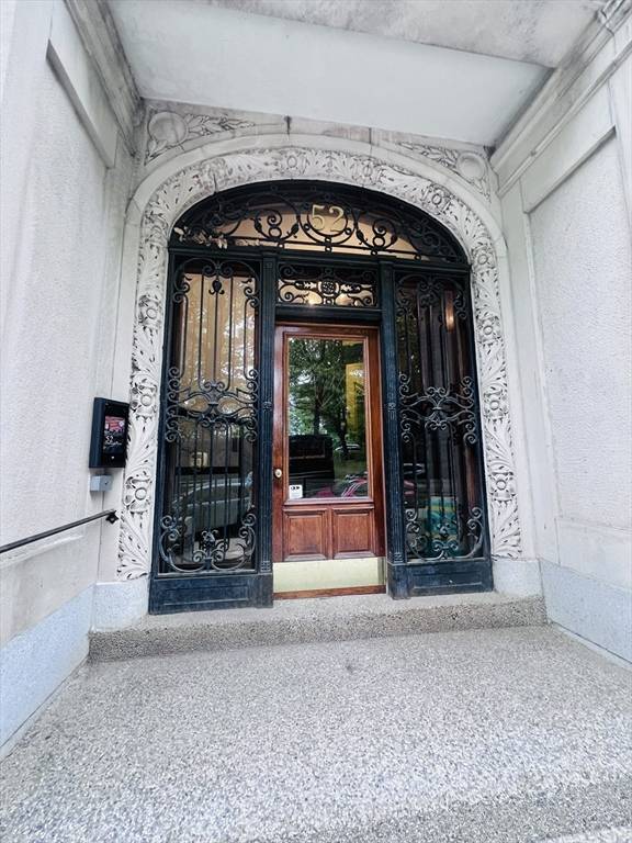 Boston, MA 02215,52 Charlesgate East #160