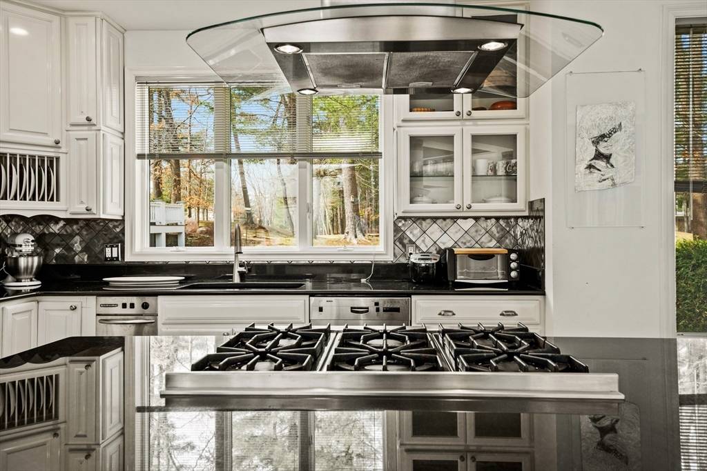 44 Southpoint Ln Ipswich, MA 01938