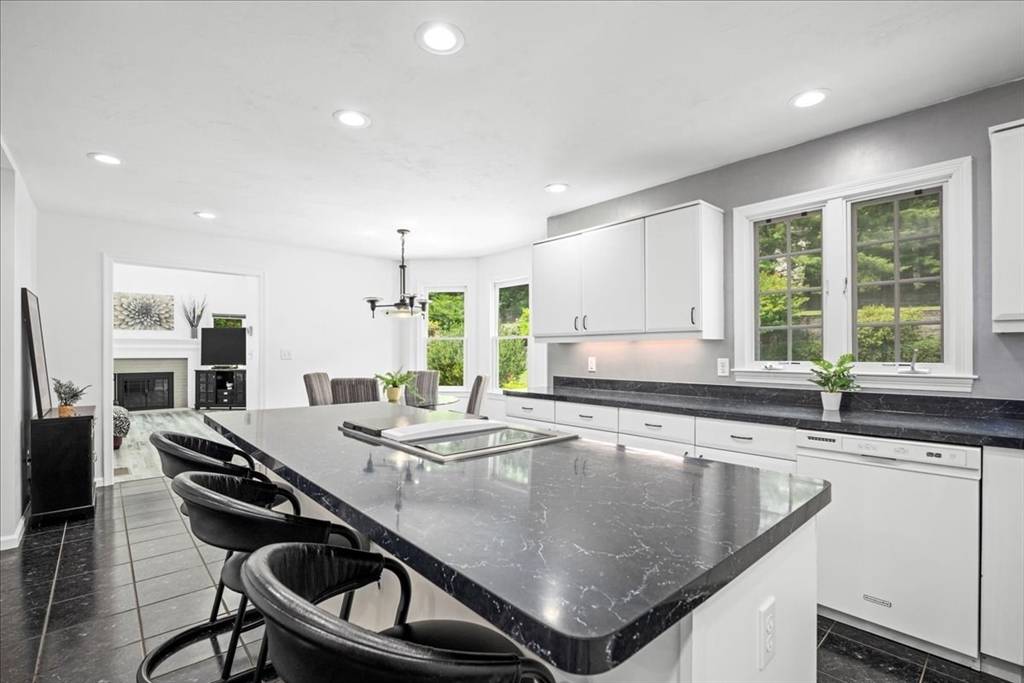 14 Vanessa Dr Northborough, MA 01532