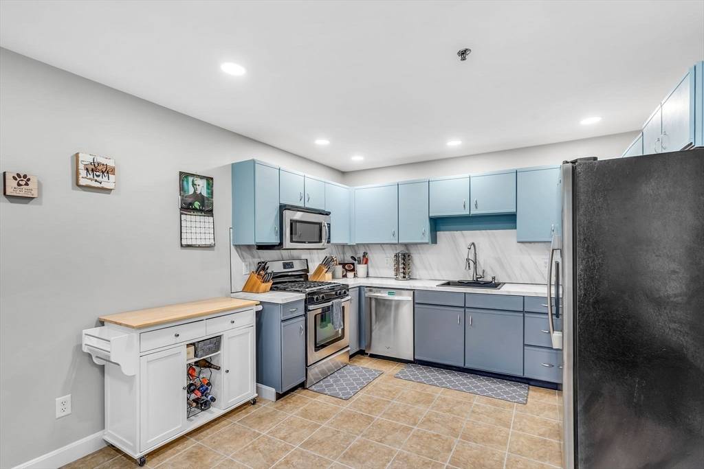 124 Tennis Plaza Rd #2 Dracut, MA 01826